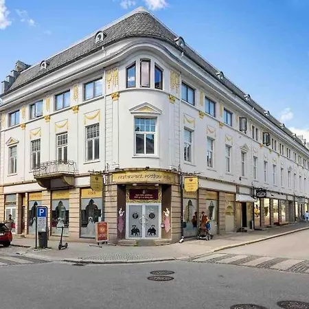 Moderne Midt I Sentrum Av *